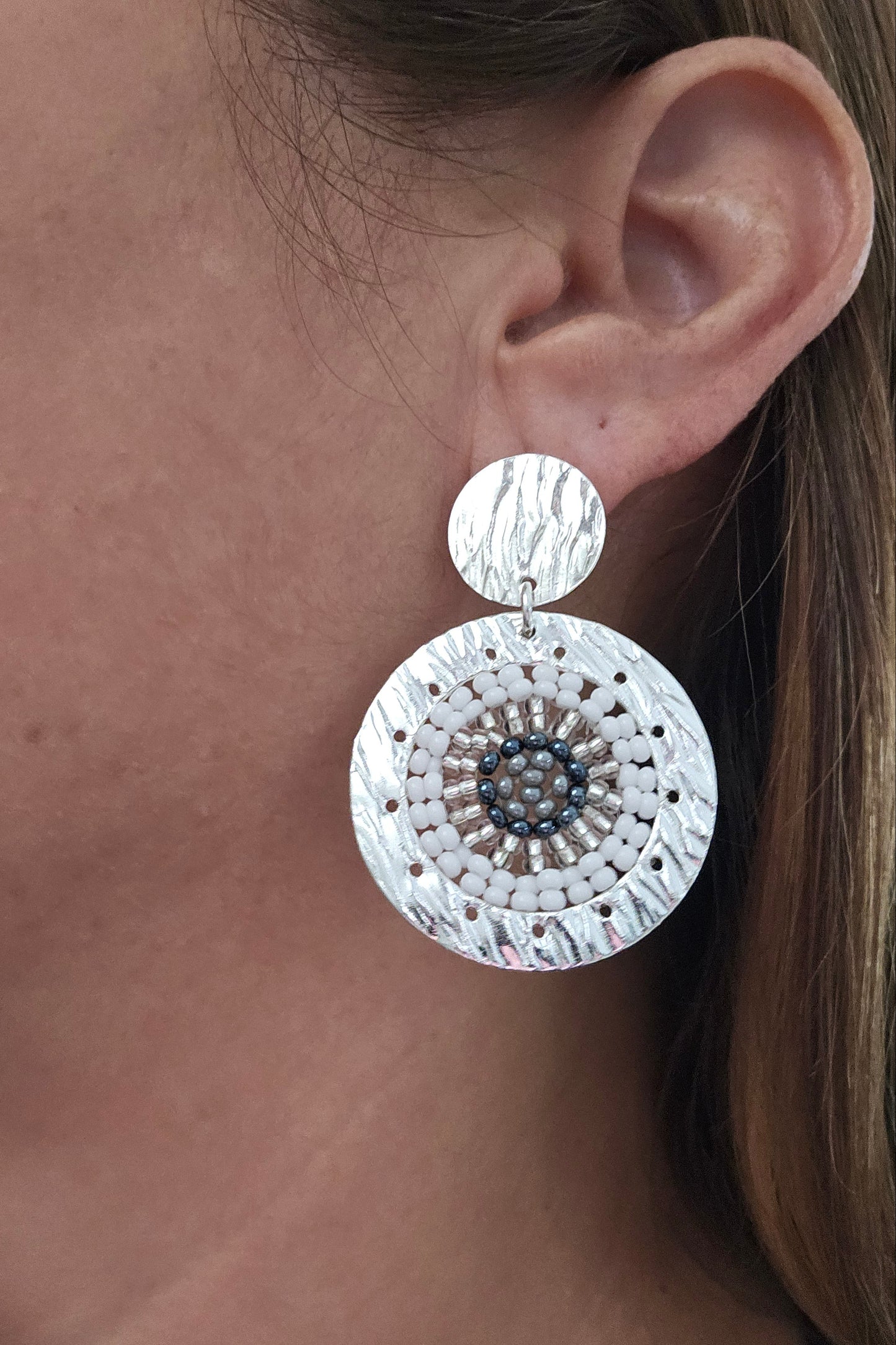 PANTALLAS REDONDAS PLATEADAS CON BLANCO Y GRIS