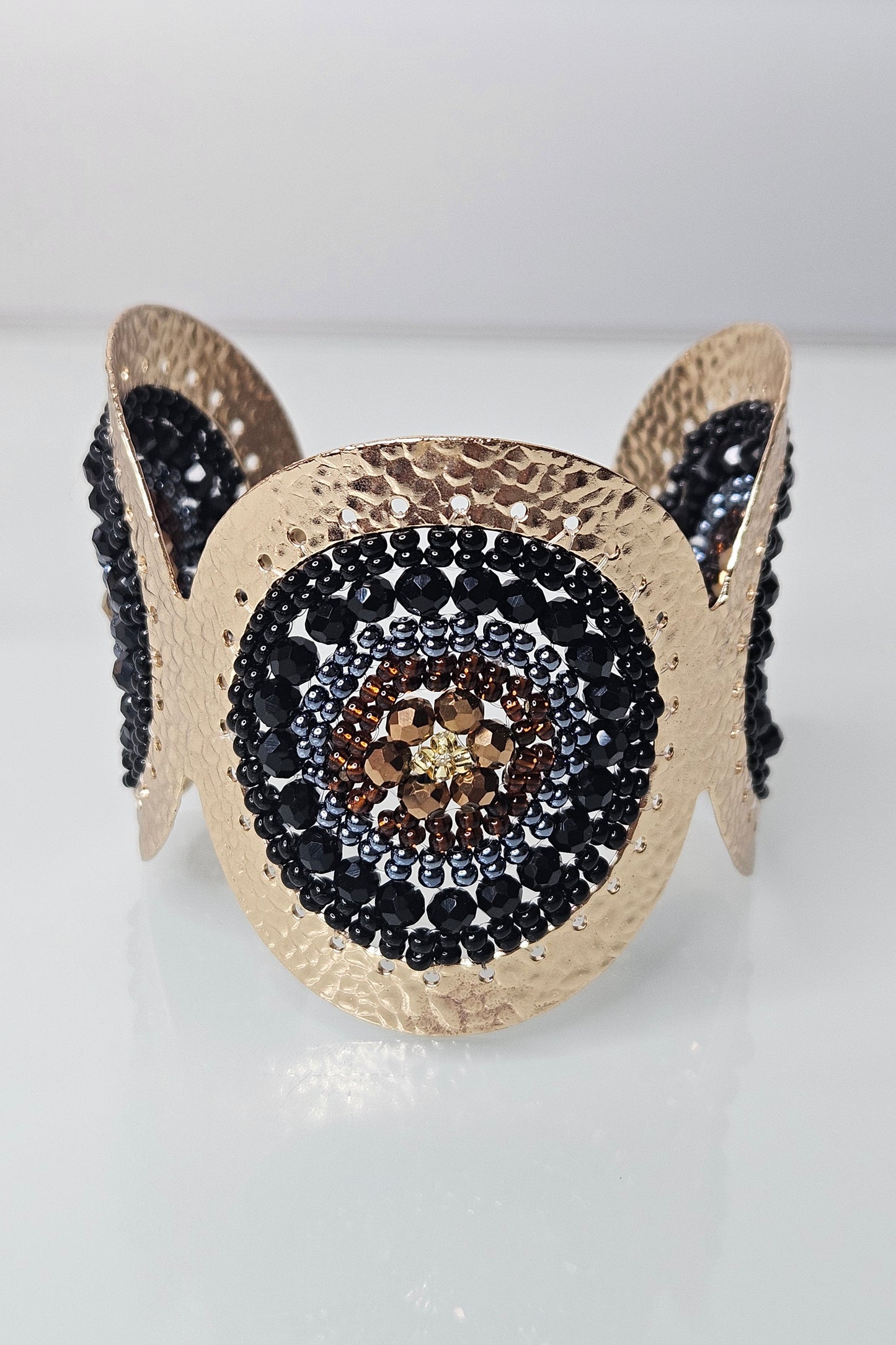 SET DE BRAZALETE Y ARETES DORADO CON NEGRO, GRIS Y BRONCE
