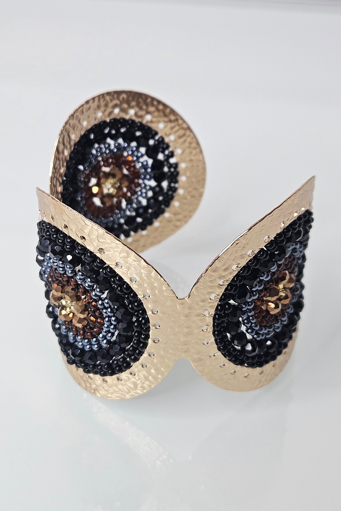 SET DE BRAZALETE Y ARETES DORADO CON NEGRO, GRIS Y BRONCE