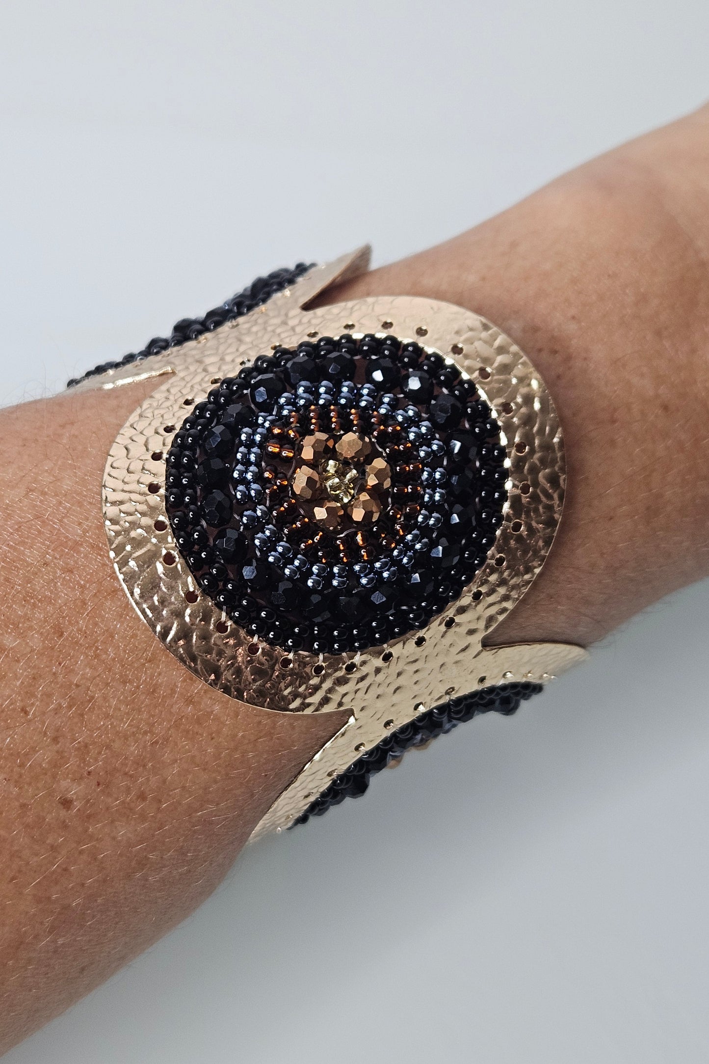 SET DE BRAZALETE Y ARETES DORADO CON NEGRO, GRIS Y BRONCE