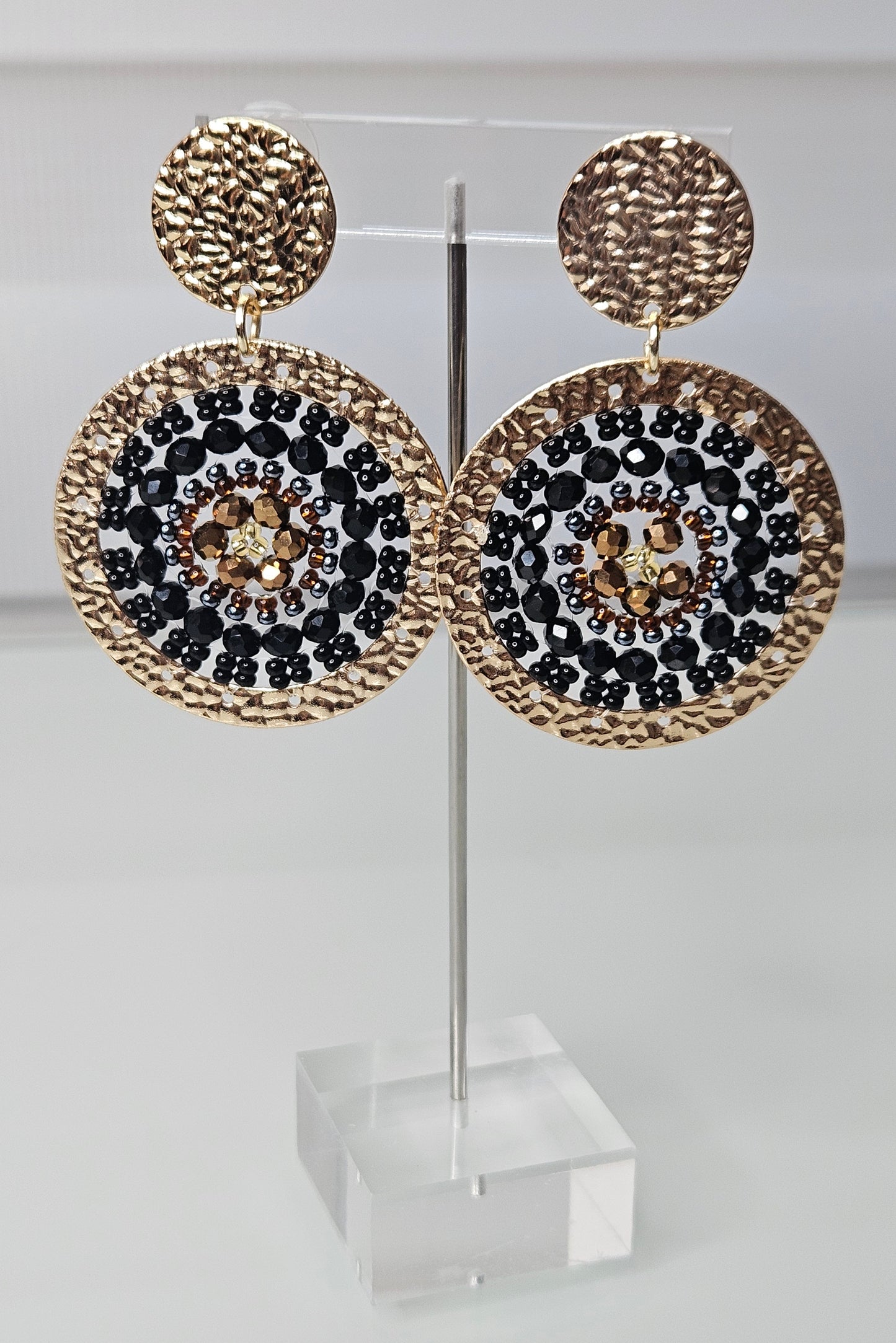 SET DE BRAZALETE Y ARETES DORADO CON NEGRO, GRIS Y BRONCE