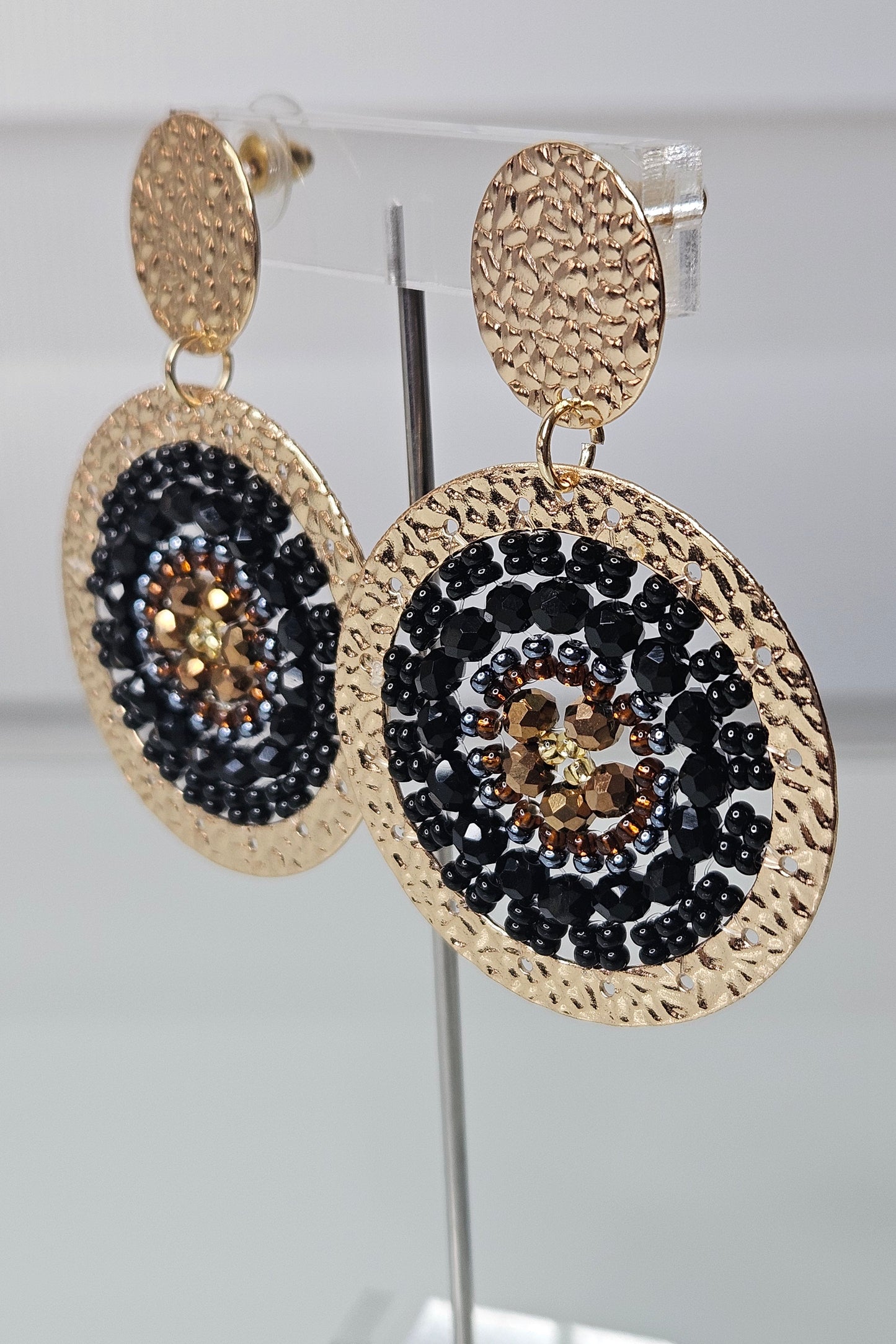 SET DE BRAZALETE Y ARETES DORADO CON NEGRO, GRIS Y BRONCE