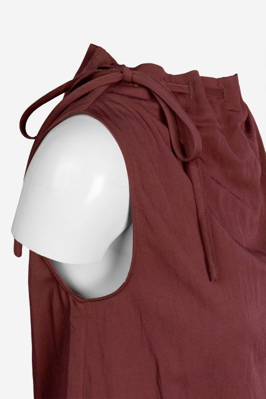 BLUSA SIN MANGAS CON CUELLO ALTO Y CINTURA CEÑIDA