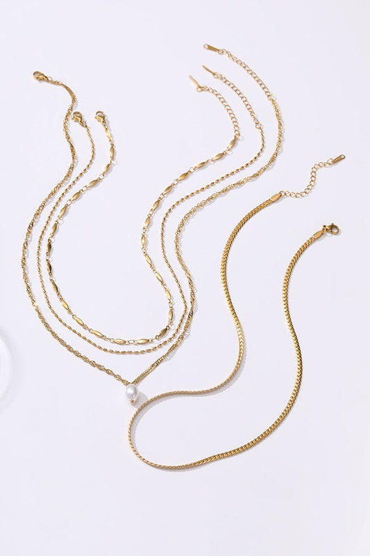 COLLAR EN CAPAS DORADO Y PERLA COLGANTE