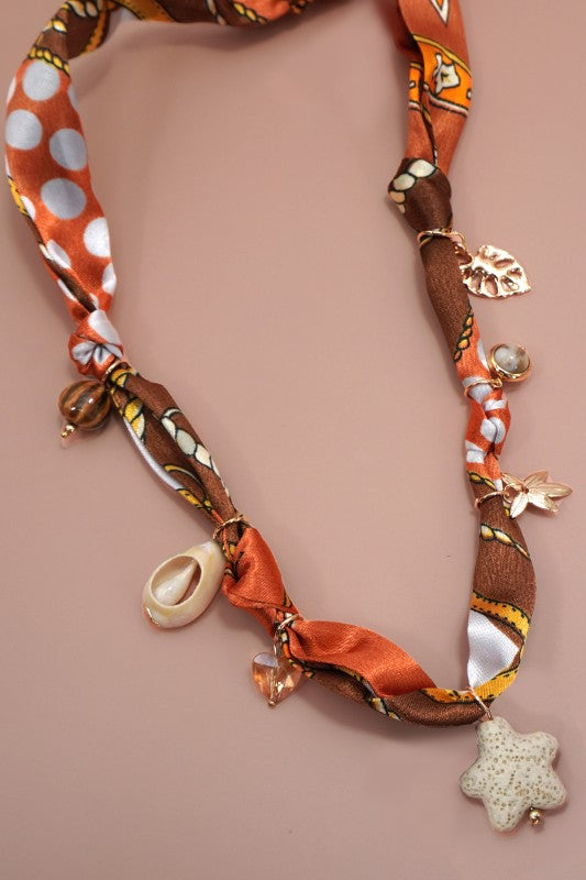 COLLARES DE TELA CON “CHARMS” MARRÓN Ó BLANCO