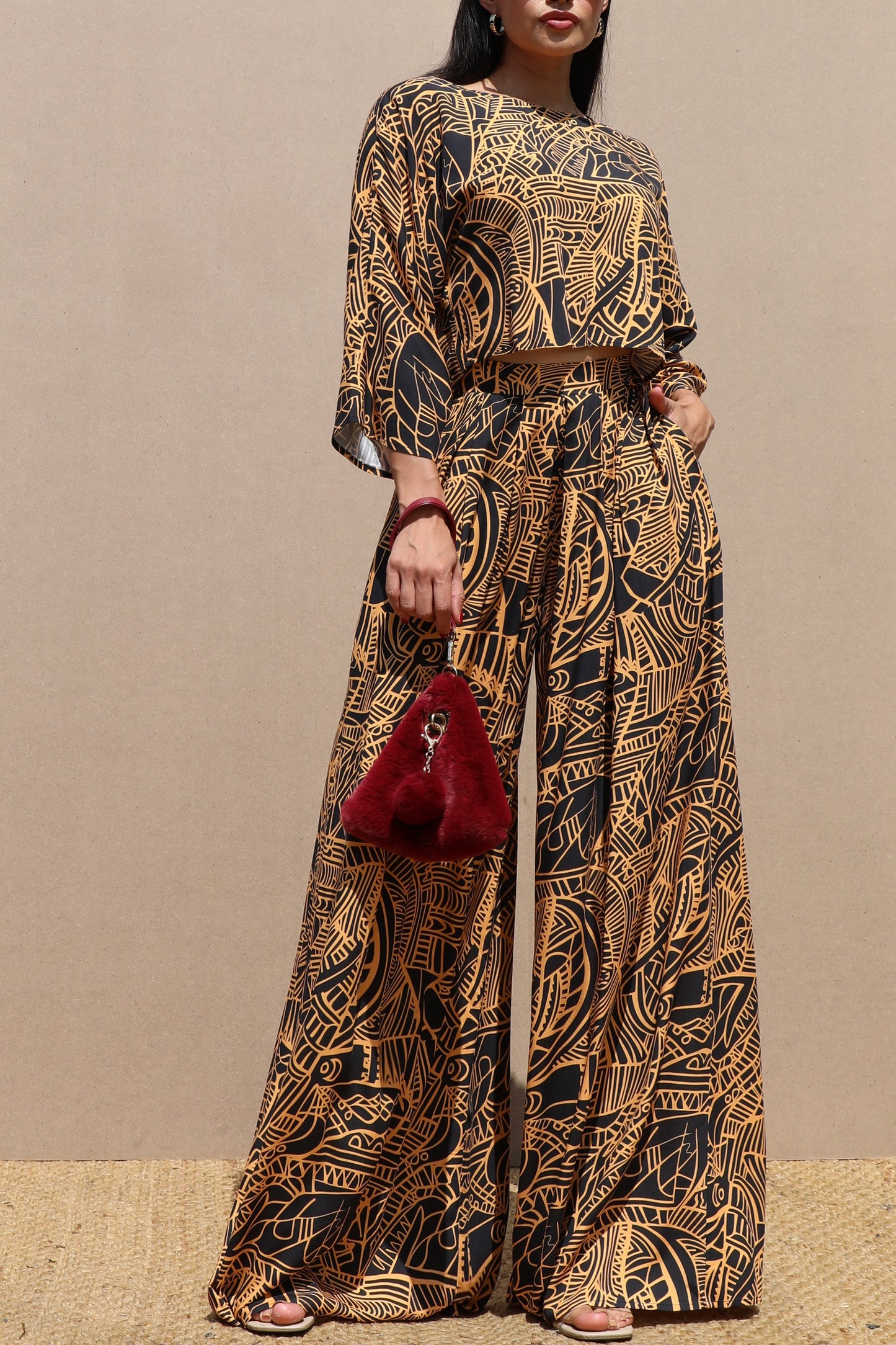 SET DE BLUSA Y PANTALÓN ESTAMPADO NEGRO MOSTAZA