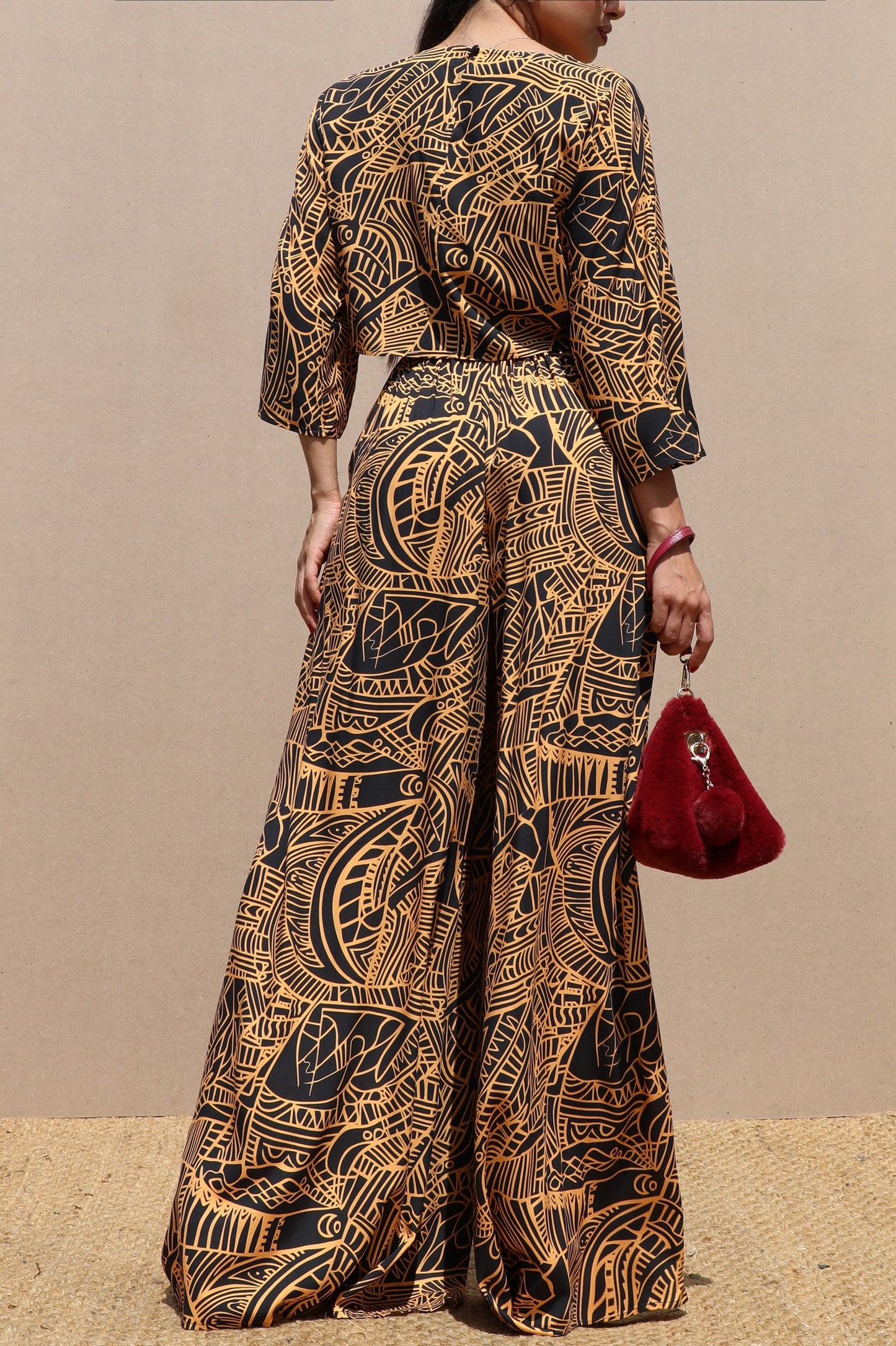 SET DE BLUSA Y PANTALÓN ESTAMPADO NEGRO MOSTAZA