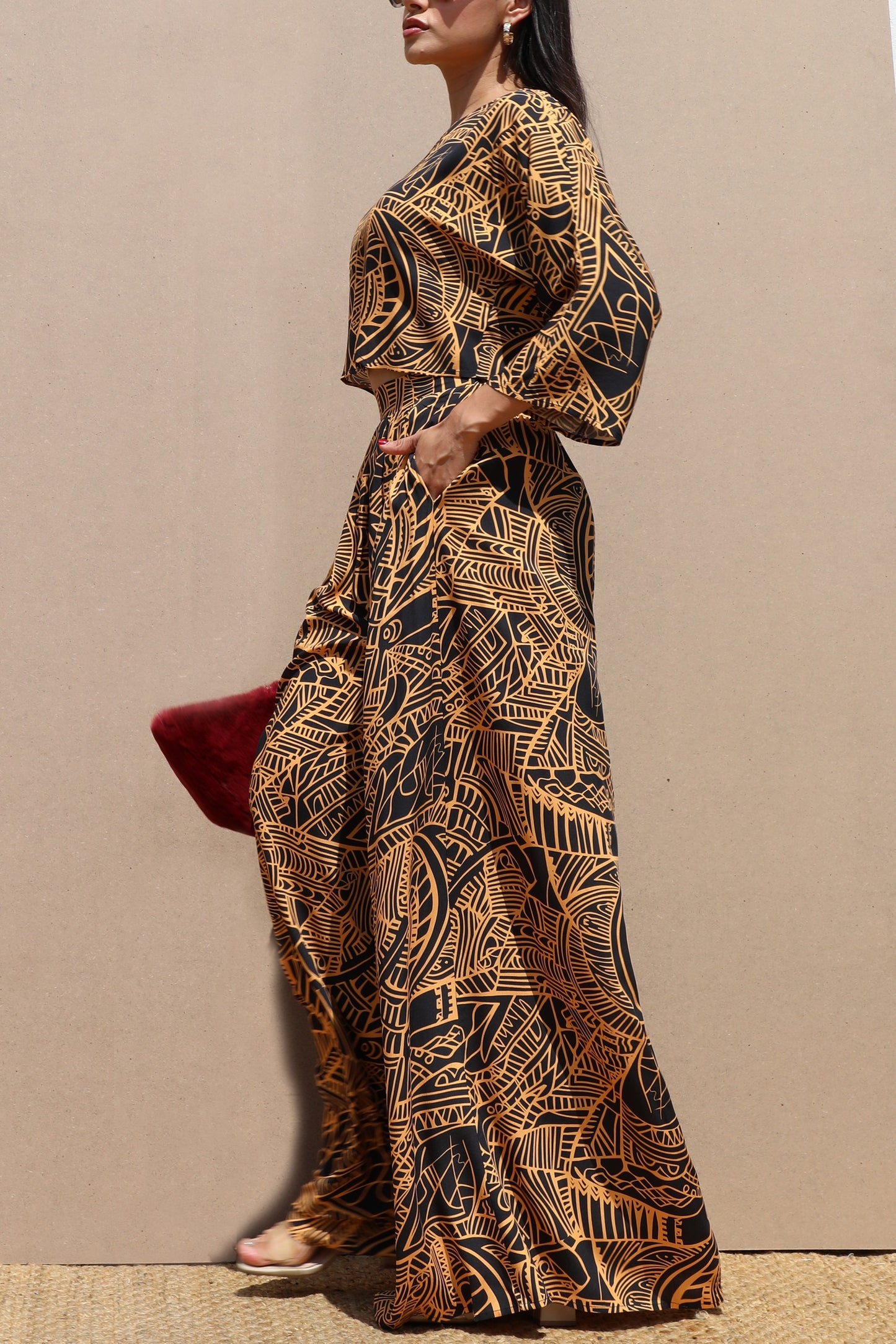 SET DE BLUSA Y PANTALÓN ESTAMPADO NEGRO MOSTAZA