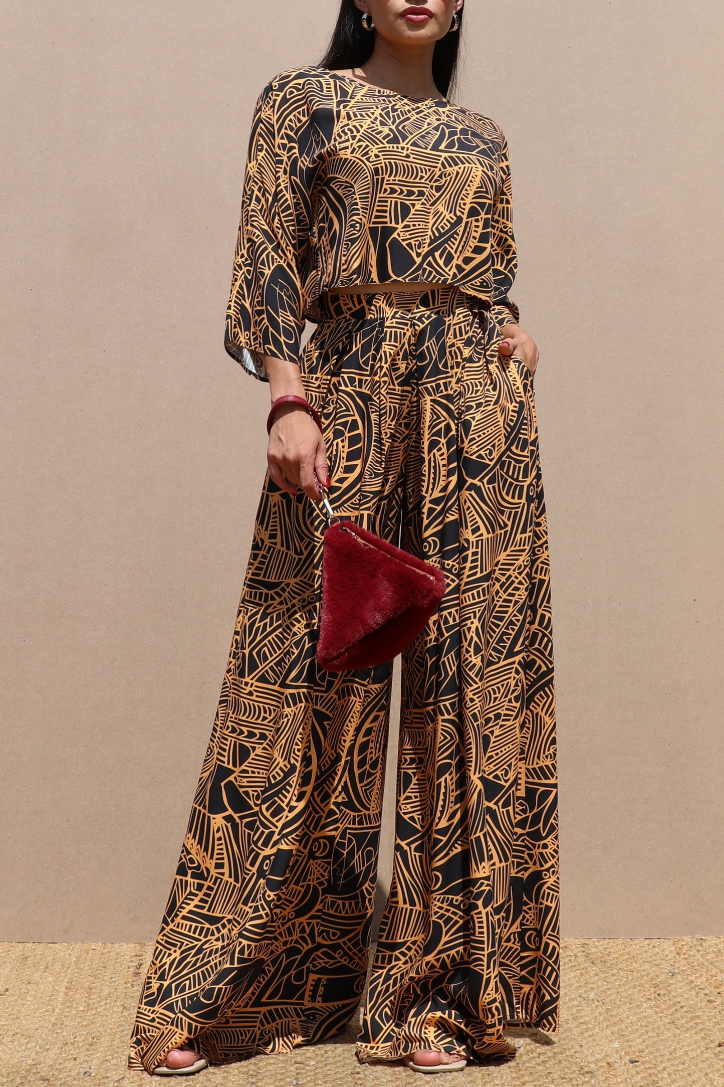 SET DE BLUSA Y PANTALÓN ESTAMPADO NEGRO MOSTAZA