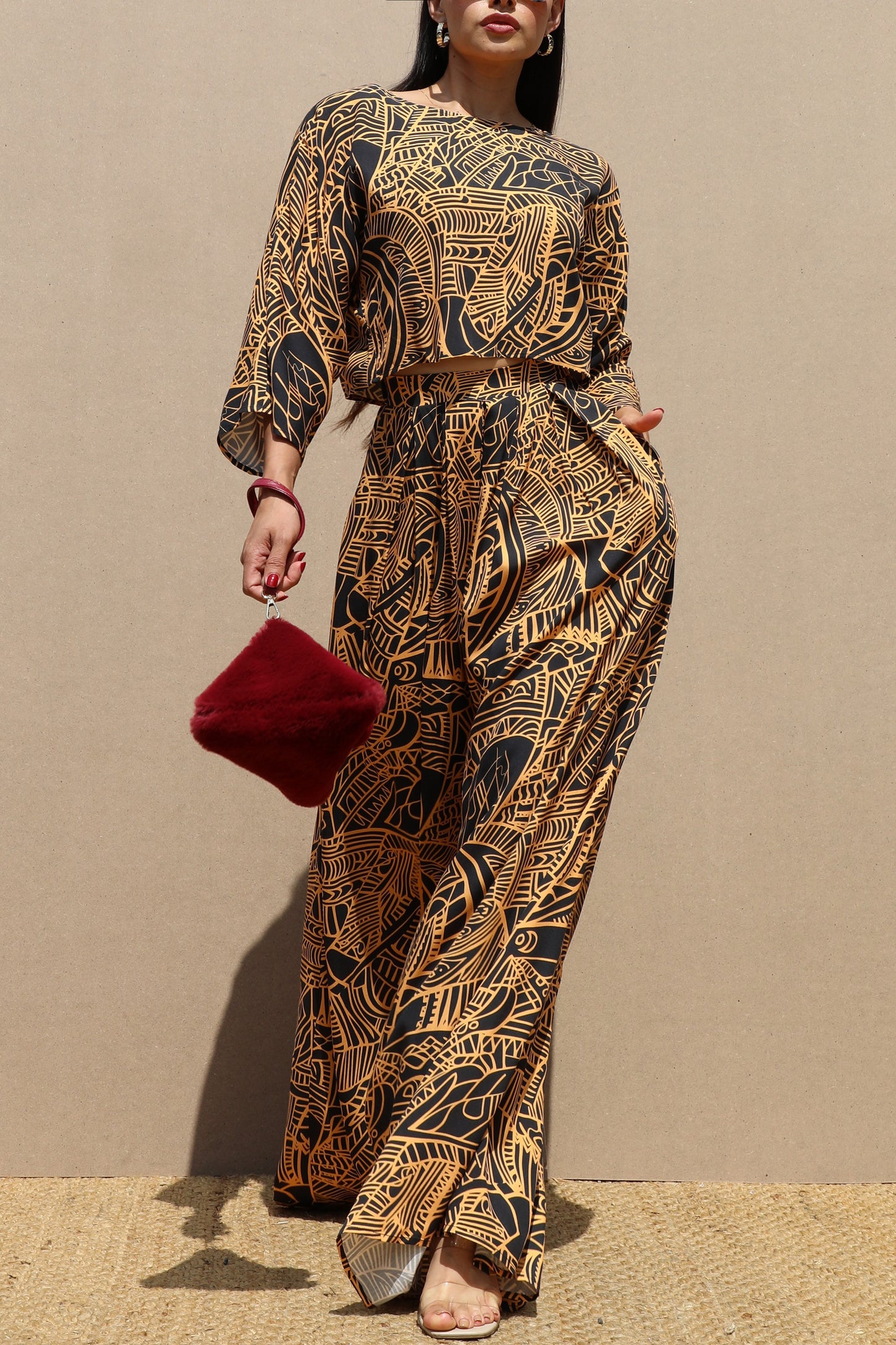 SET DE BLUSA Y PANTALÓN ESTAMPADO NEGRO MOSTAZA