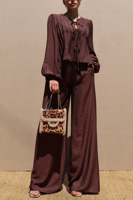 SET MARRÓN DE PANTALÓN Y BLUSA CON LAZO