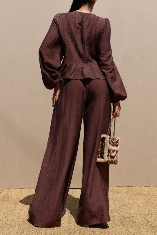 SET MARRÓN DE PANTALÓN Y BLUSA CON LAZO