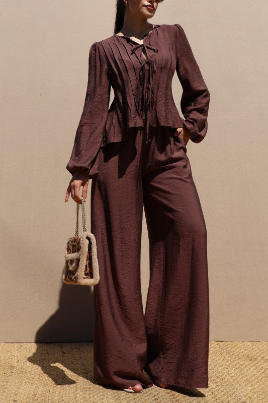 SET MARRÓN DE PANTALÓN Y BLUSA CON LAZO