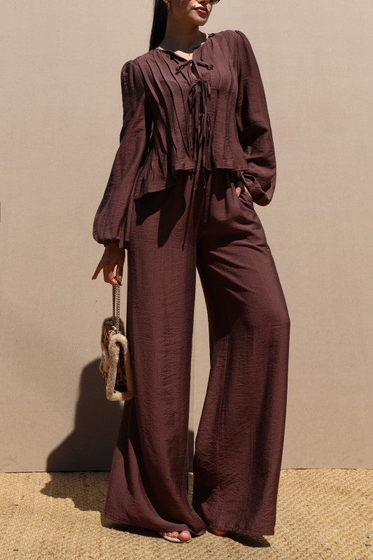 SET MARRÓN DE PANTALÓN Y BLUSA CON LAZO
