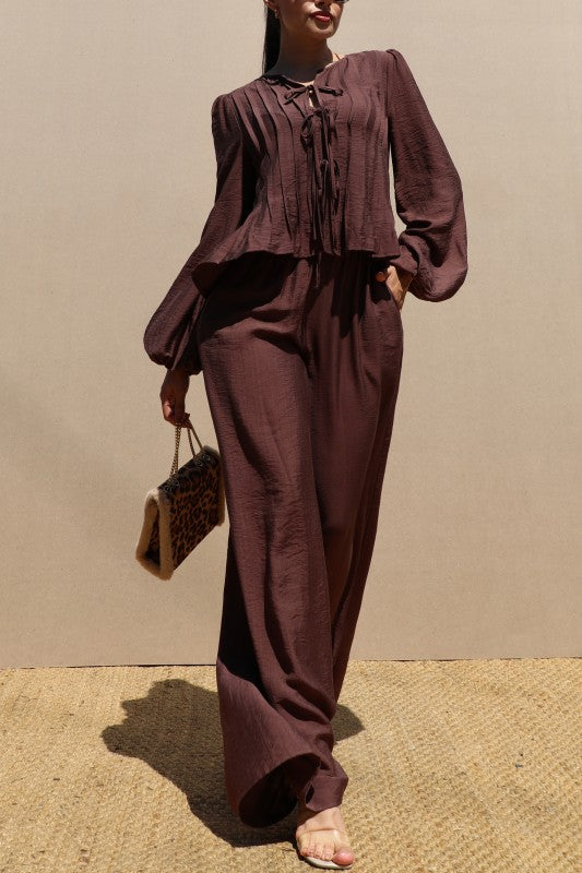 SET MARRÓN DE PANTALÓN Y BLUSA CON LAZO