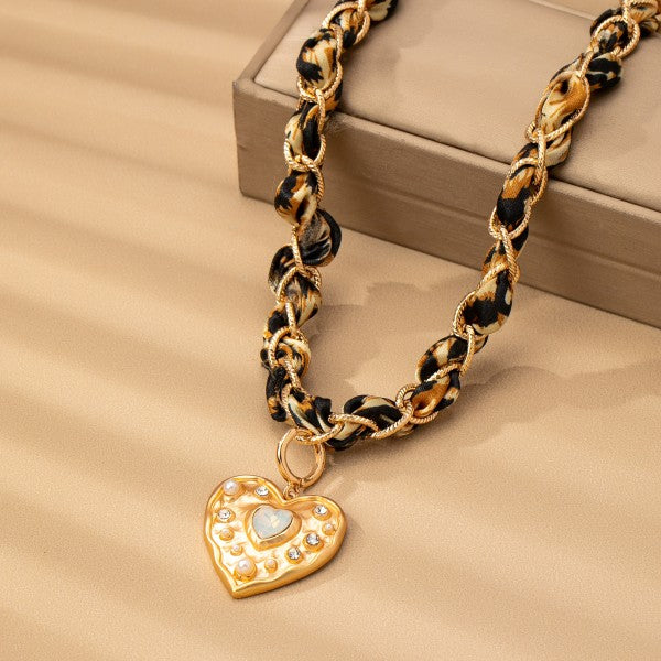 COLLAR CADENA DORADA Y TELA LEOPARDO CON PENDANT CORAZÓN