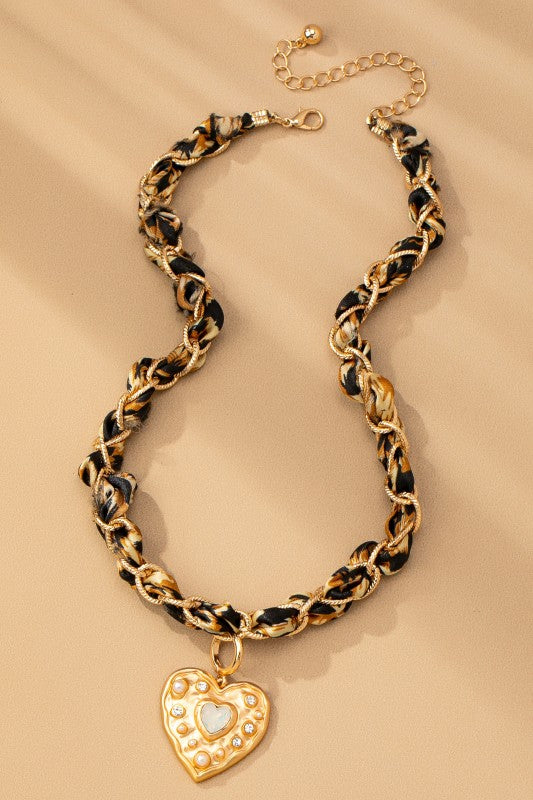 COLLAR CADENA DORADA Y TELA LEOPARDO CON PENDANT CORAZÓN