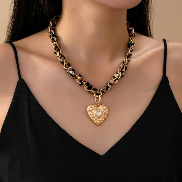 COLLAR CADENA DORADA Y TELA LEOPARDO CON PENDANT CORAZÓN