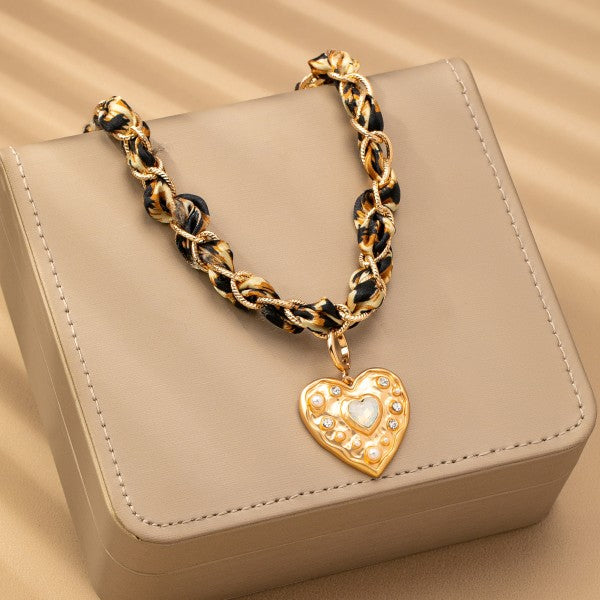 COLLAR CADENA DORADA Y TELA LEOPARDO CON PENDANT CORAZÓN