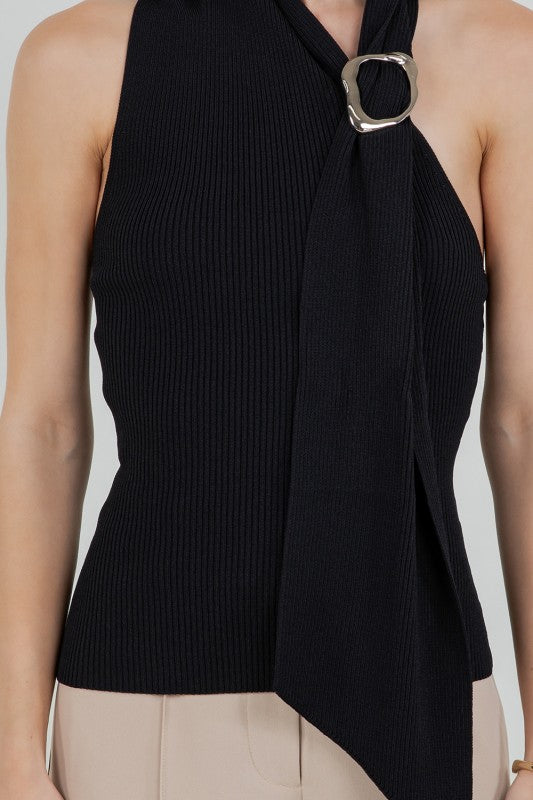 BLUSA NEGRA “ONE SHOULDER” CON BROCHE PLATEADO