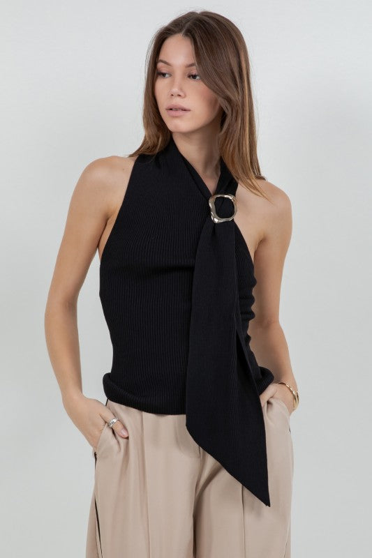 BLUSA NEGRA “ONE SHOULDER” CON BROCHE PLATEADO
