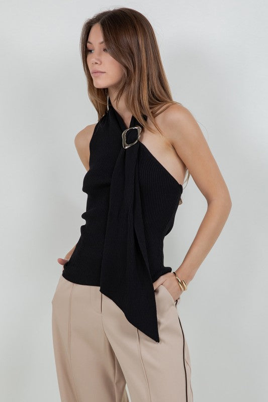 BLUSA NEGRA “ONE SHOULDER” CON BROCHE PLATEADO