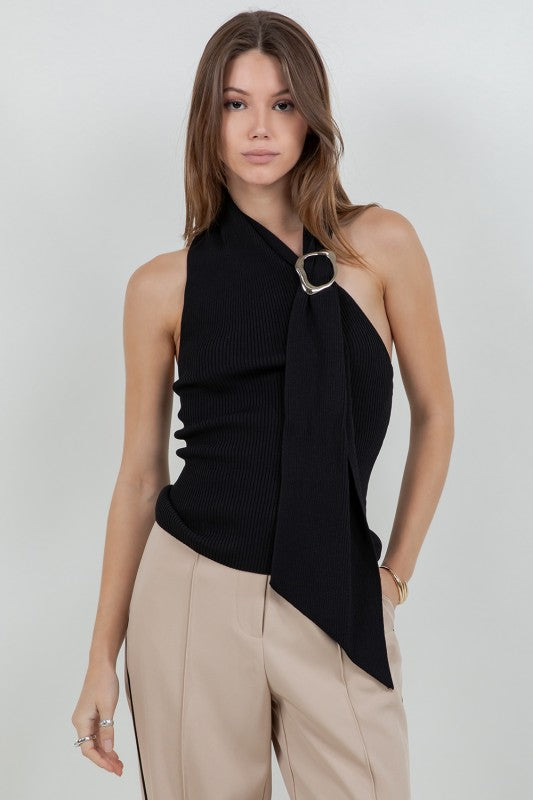 BLUSA NEGRA “ONE SHOULDER” CON BROCHE PLATEADO