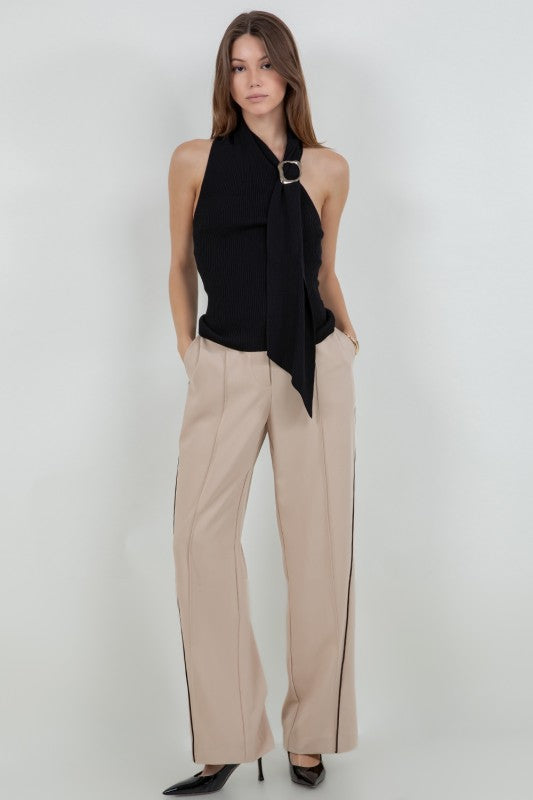 BLUSA NEGRA “ONE SHOULDER” CON BROCHE PLATEADO