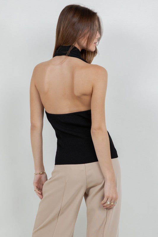 BLUSA NEGRA “ONE SHOULDER” CON BROCHE PLATEADO