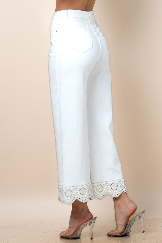 PANTALONES LARGOS BLANCOS CON DETALLE CREMA