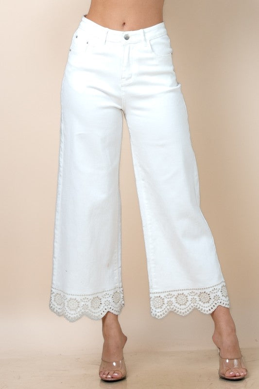 PANTALONES LARGOS BLANCOS CON DETALLE CREMA