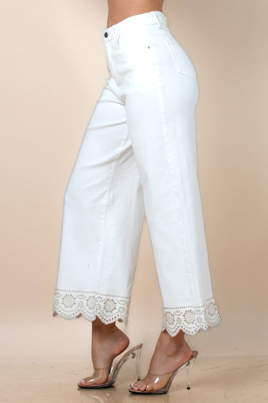 PANTALONES LARGOS BLANCOS CON DETALLE CREMA