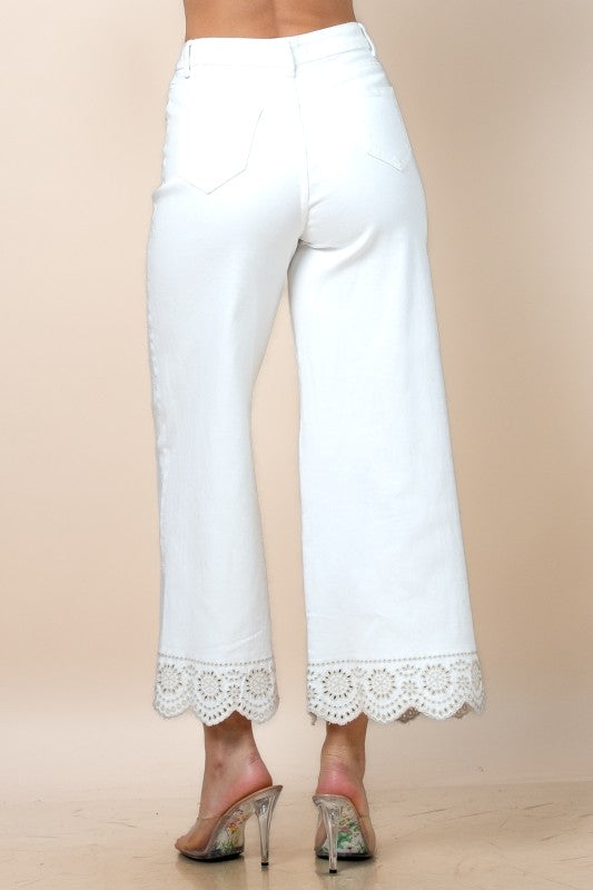 PANTALONES LARGOS BLANCOS CON DETALLE CREMA