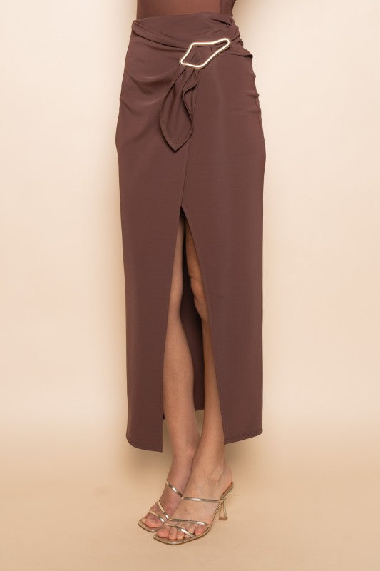 FALDA MARRÓN CON HEBILLA METÁLICA