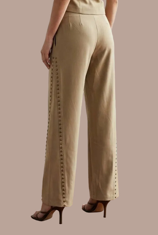 PANTALONES DE PIERNA ANCHA CON TACHUELAS LATERALES