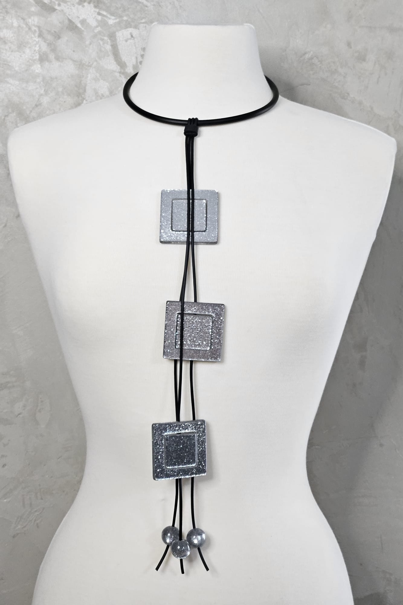 COLLAR NEGRO Y PLATEADO