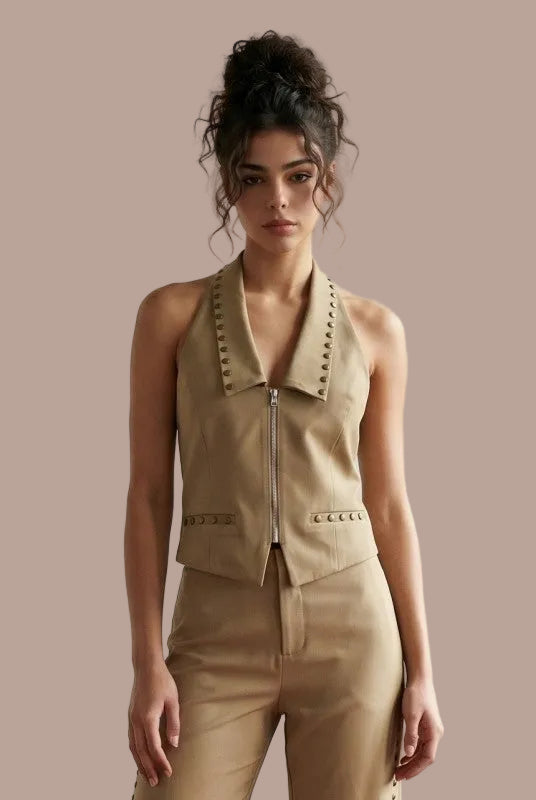 TOP HALTER TIPO CHALECO CON TACHUELAS