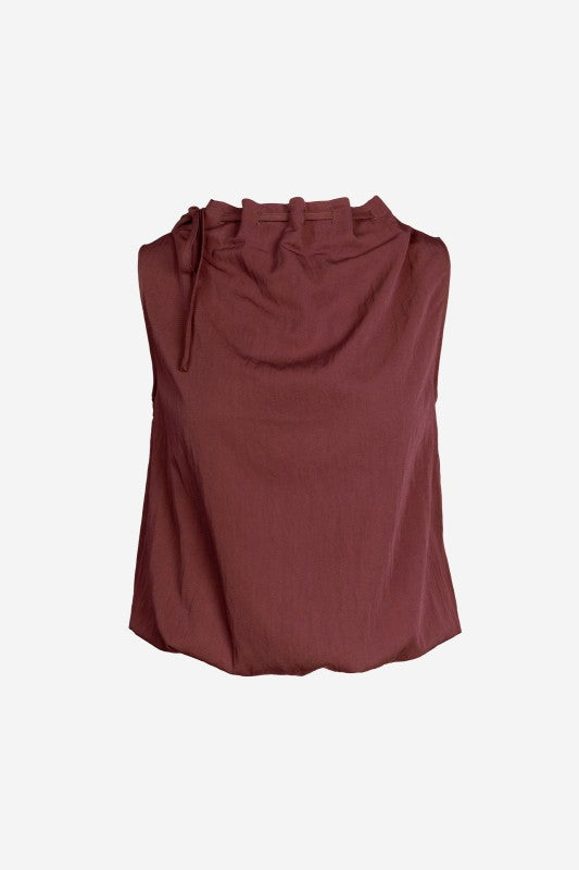 BLUSA SIN MANGAS CON CUELLO ALTO Y CINTURA CEÑIDA