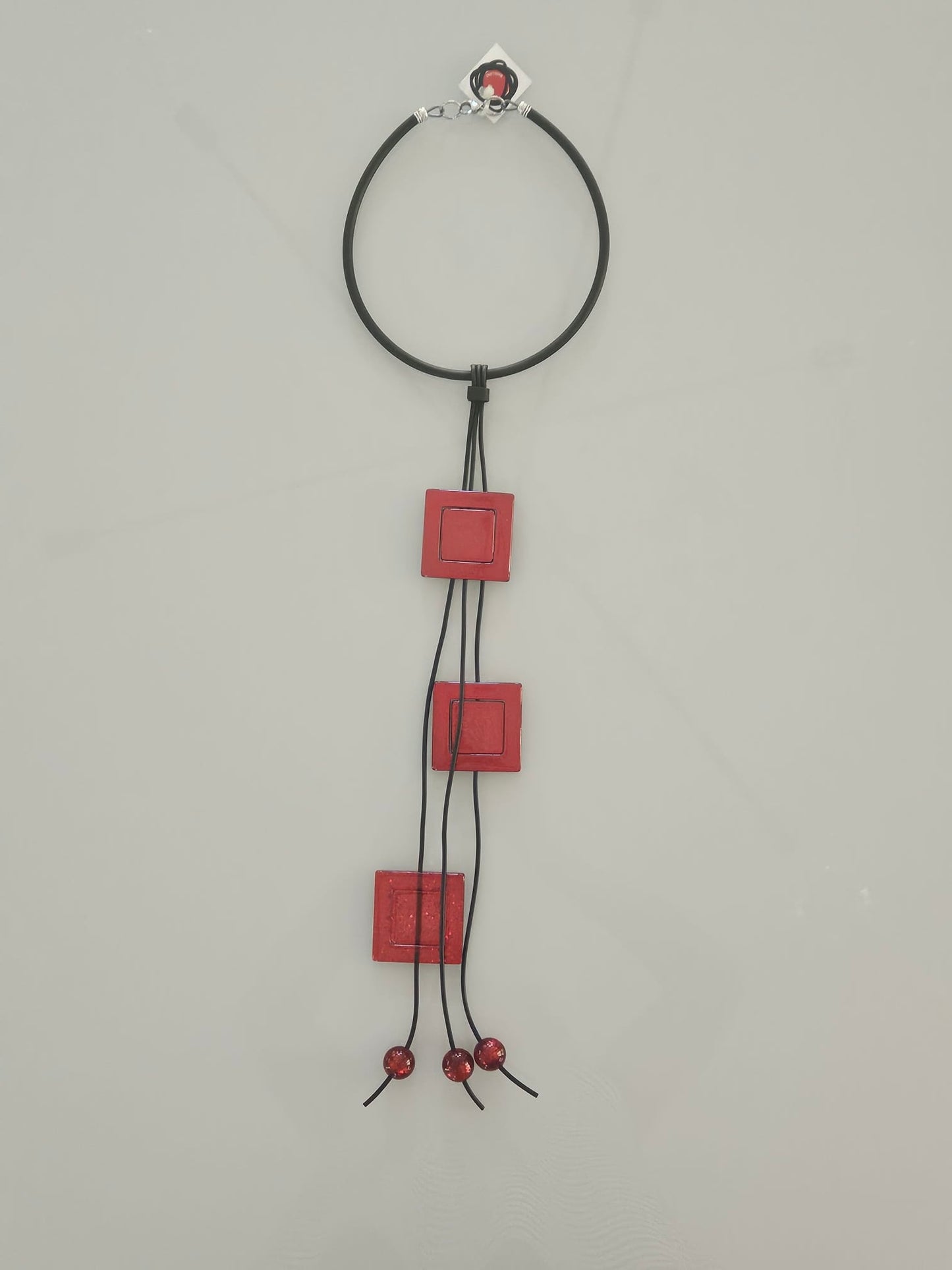 COLLAR NEGRO Y ROJO