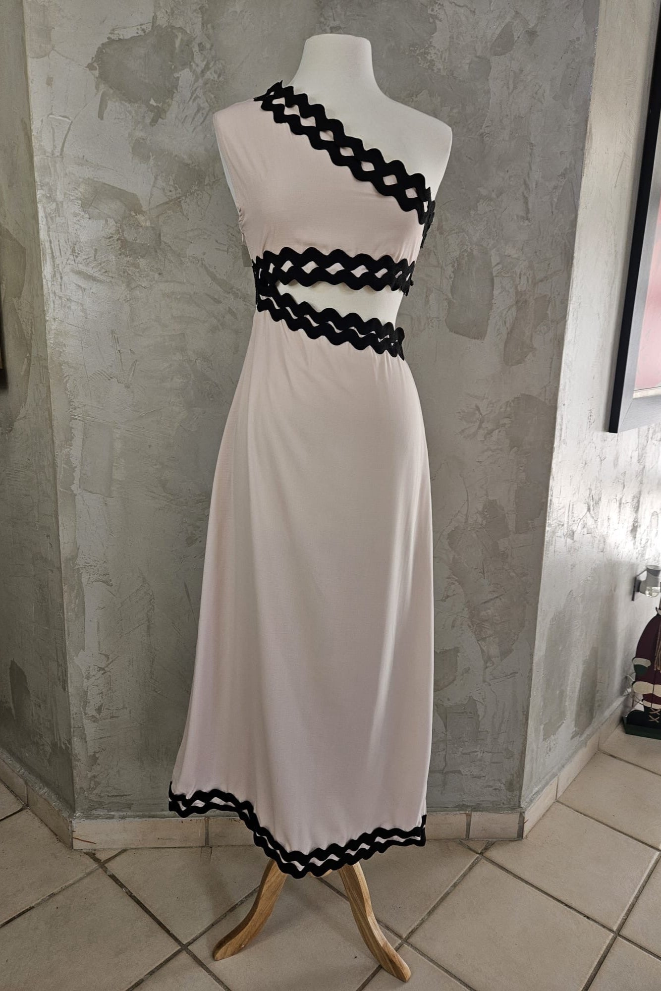 TRAJE ABIERTO AL COSTADO