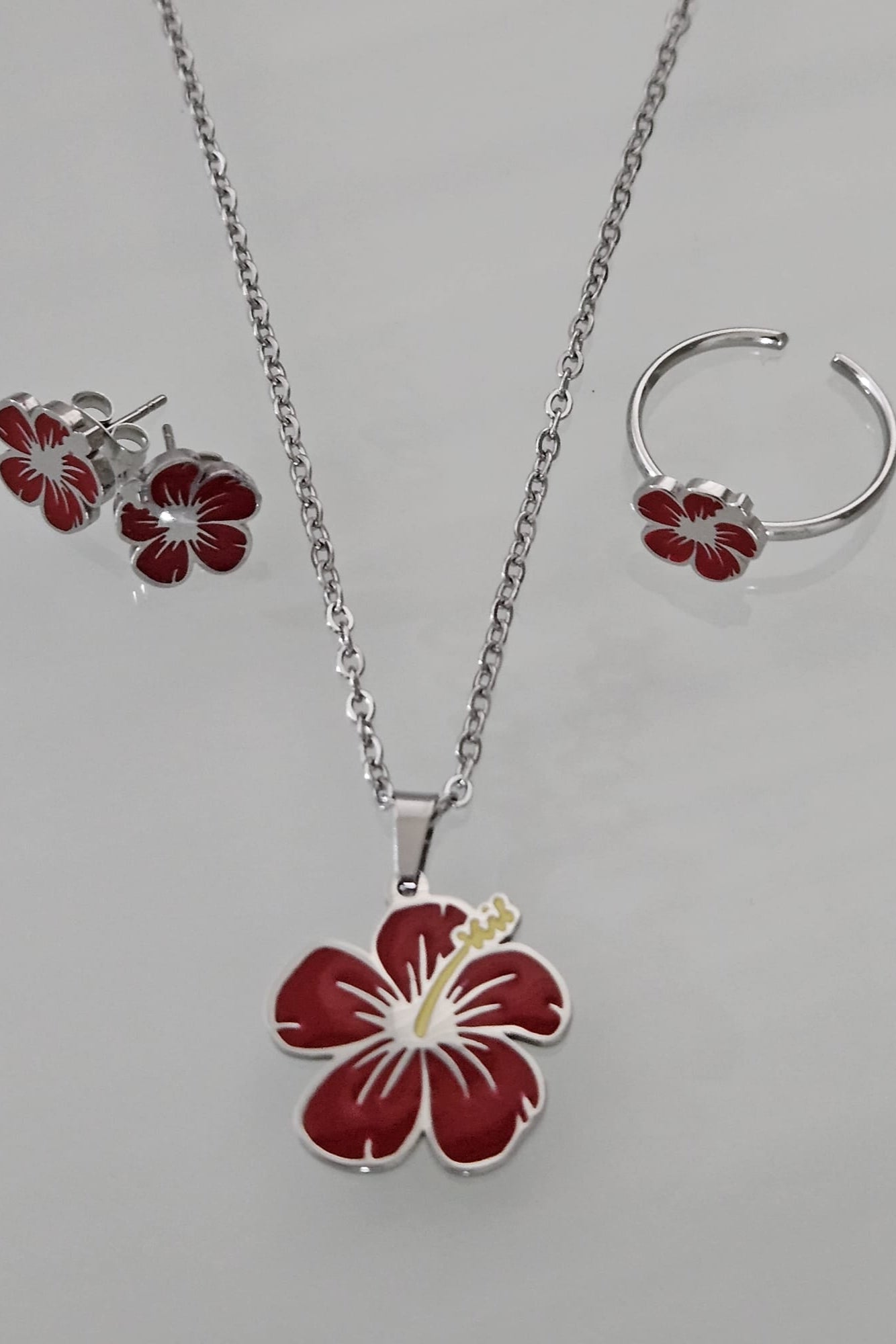 SET DE CADENA PLATEADA CON AMAPOLA ROJA, PANTALLAS Y SORTIJA
