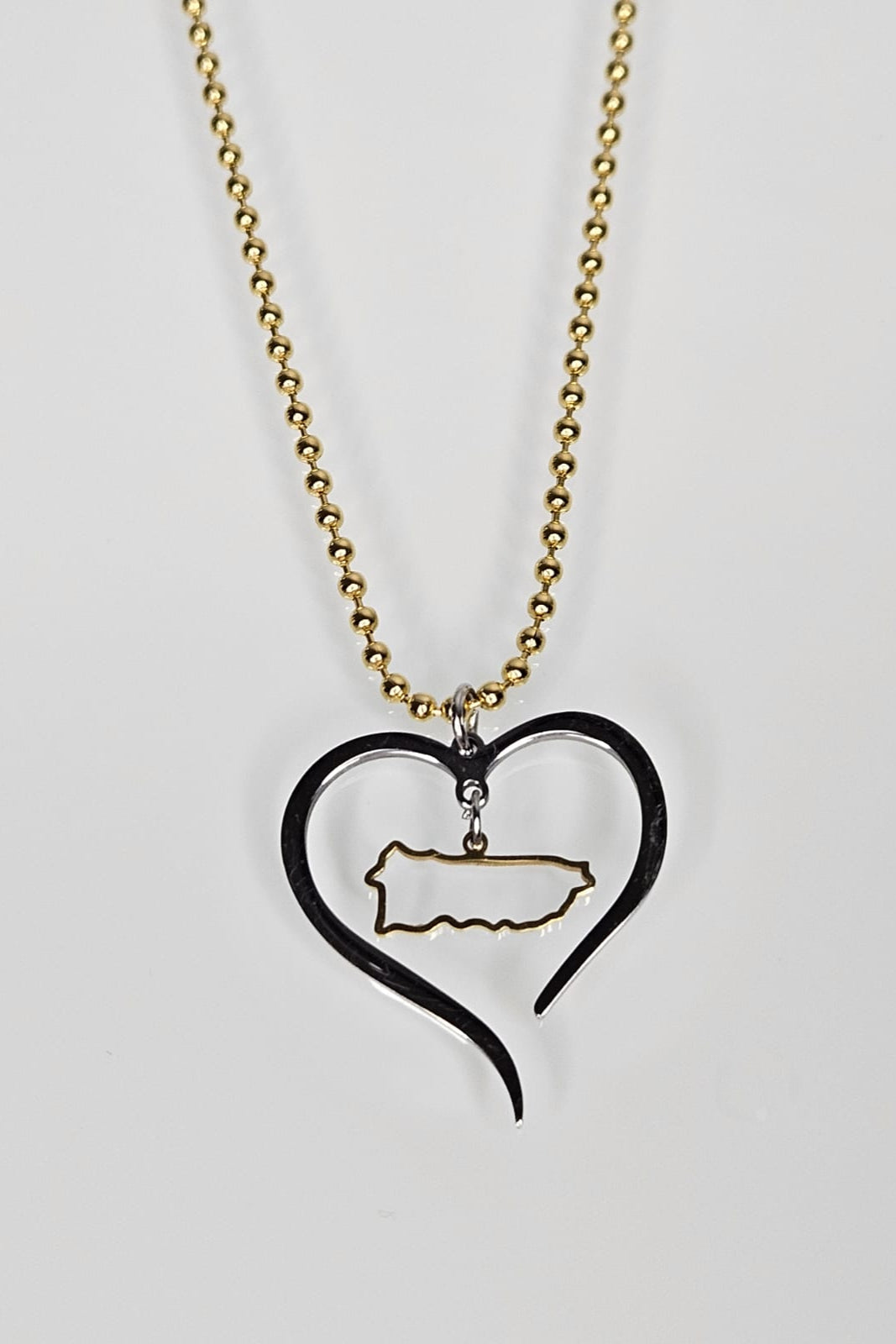CADENA DORADA CON PENDANT DE CORAZÓN Y MAPA DE PR