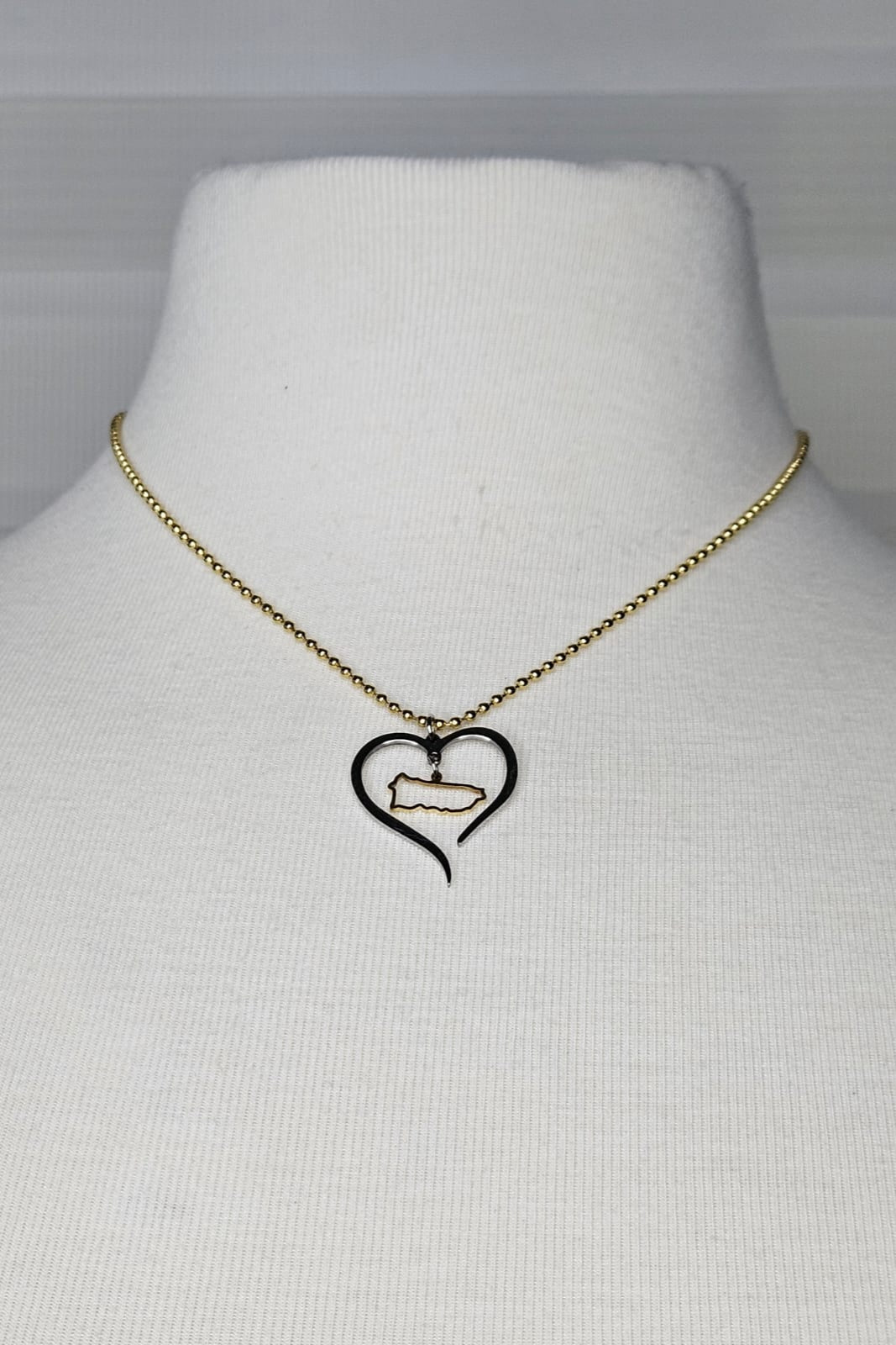 CADENA DORADA CON PENDANT DE CORAZÓN Y MAPA DE PR