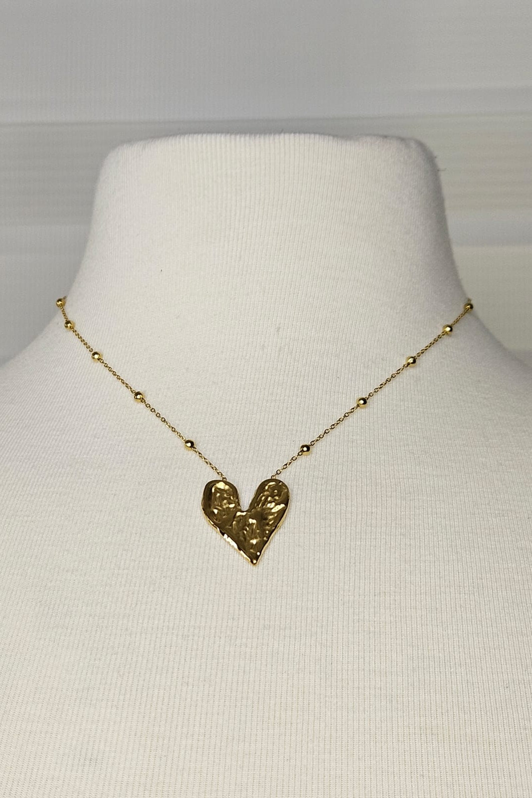 CADENA DORADA CON CORAZÓN Y ESFERAS