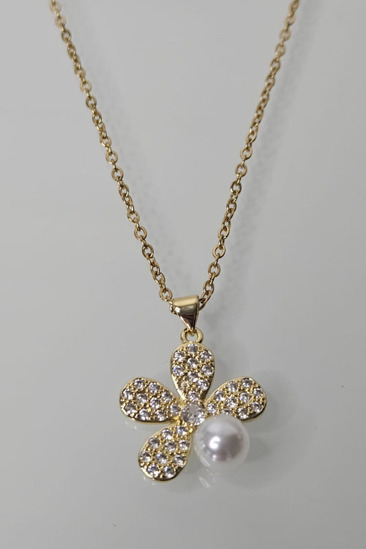 CADENA DORADA CON PENDANT DE FLOR CON BRILLANTES Y PERLA