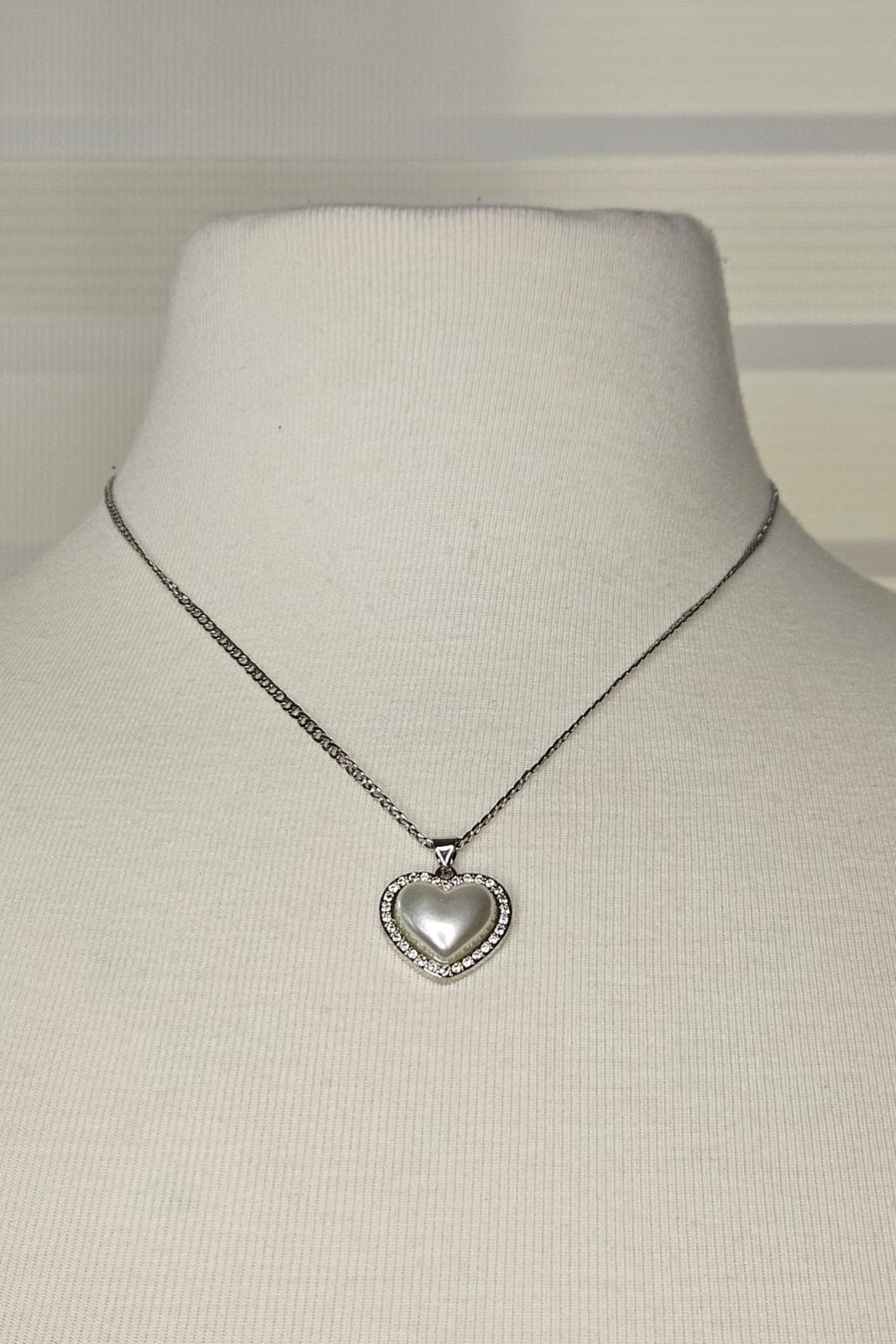 CADENA PLATEADA CON PENDANT DE CORAZÓN CON PERLA