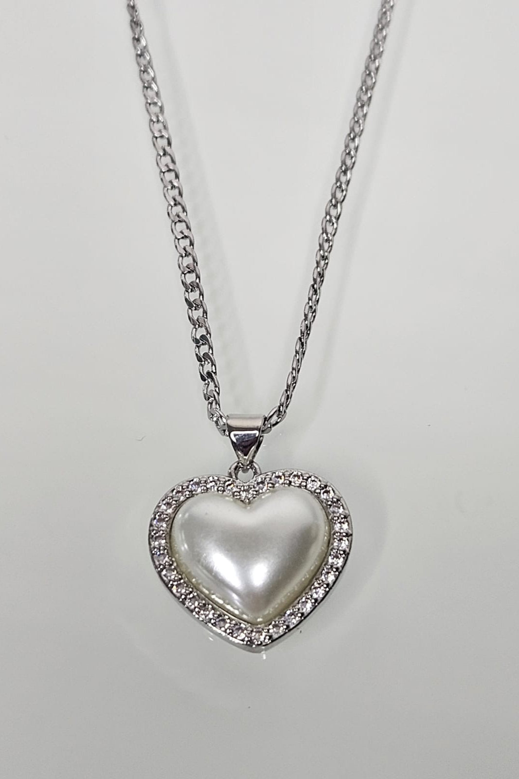 CADENA PLATEADA CON PENDANT DE CORAZÓN CON PERLA