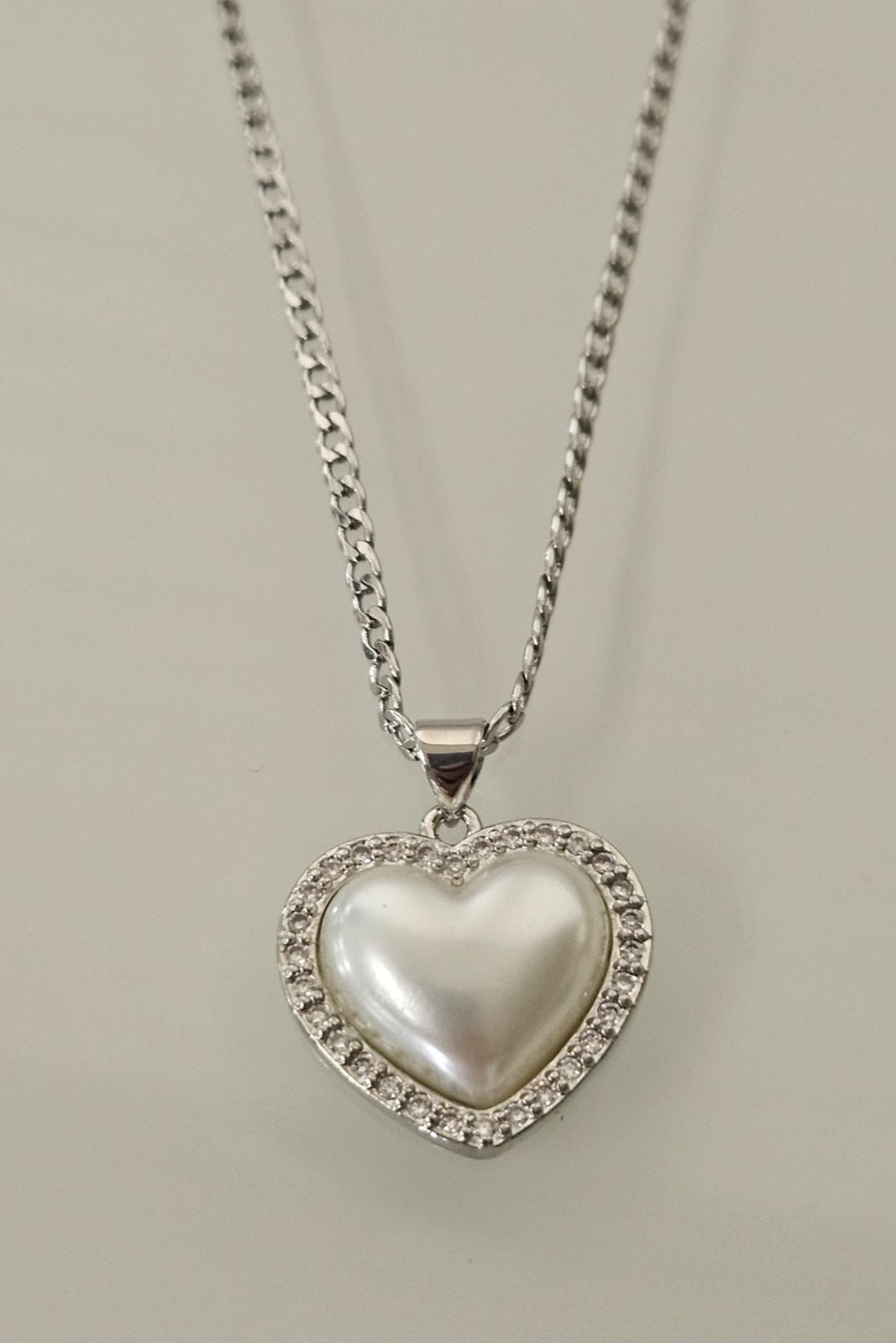 CADENA PLATEADA CON PENDANT DE CORAZÓN CON PERLA