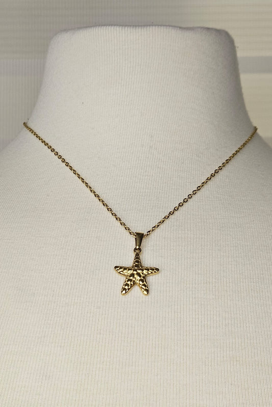 CADENA DORADA CON PENDANT DE ESTRELLA DE MAR