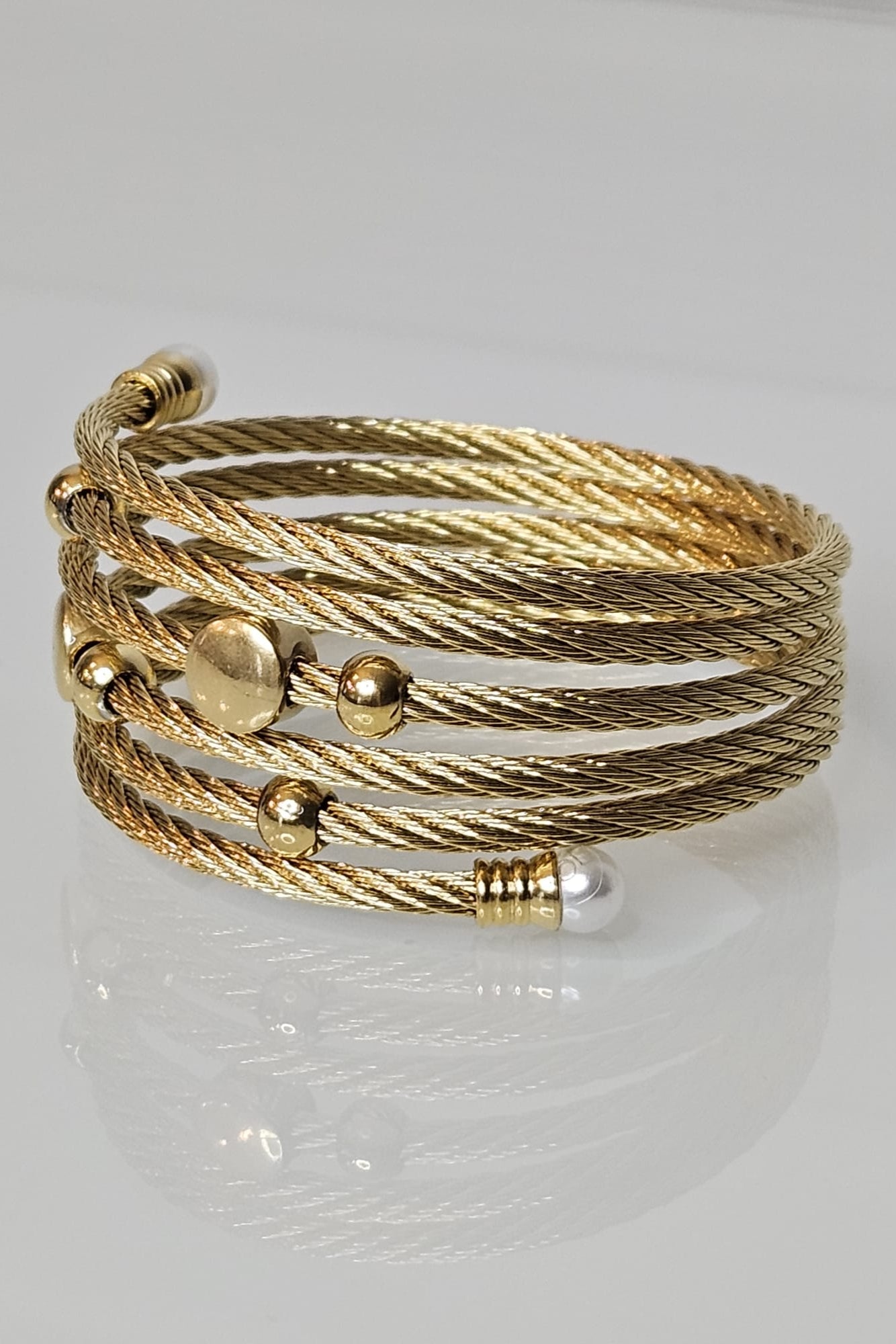 BANGLE DORADO CABLE MARINO CON ESFERAS Y PERLAS